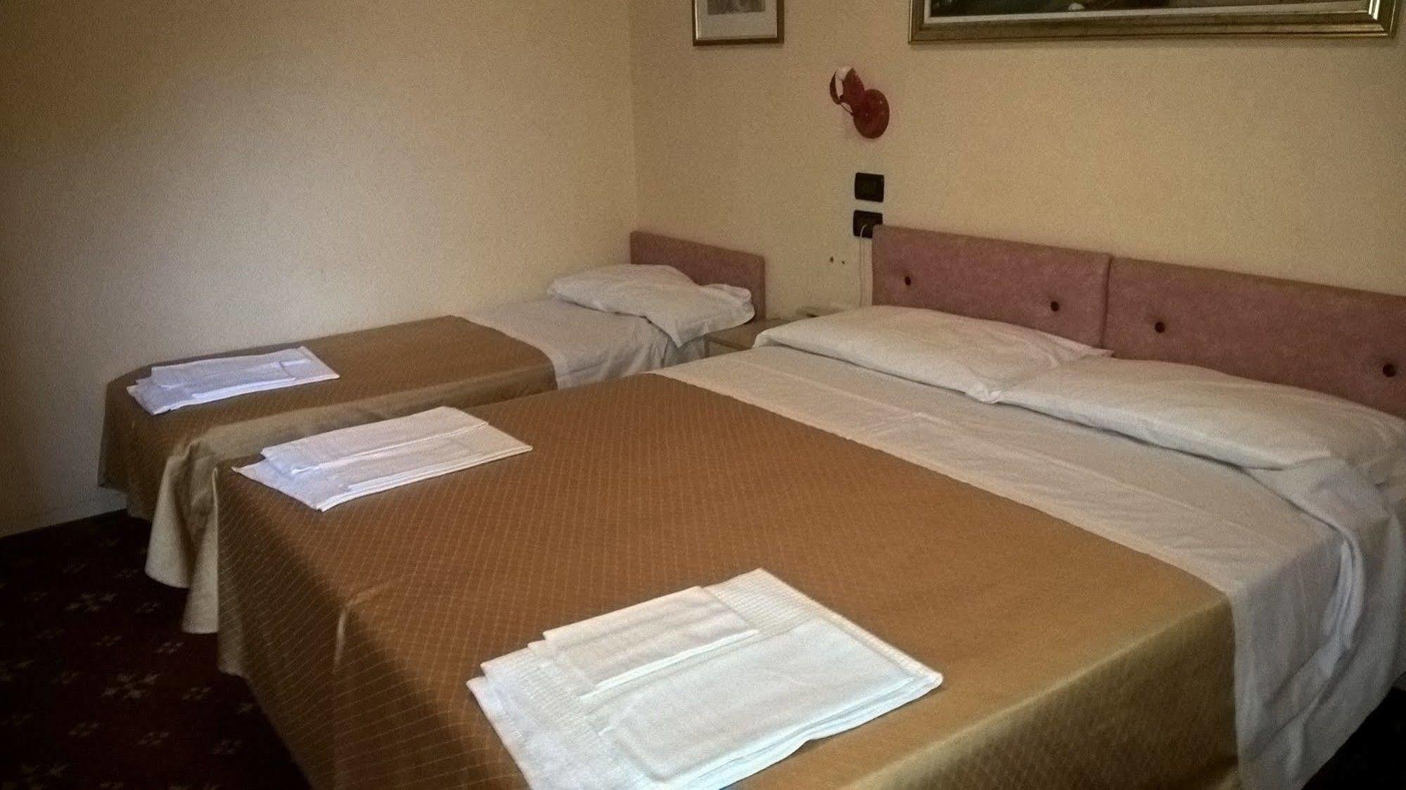 Hotel Parigi Castel San Pietro Terme Bagian luar foto