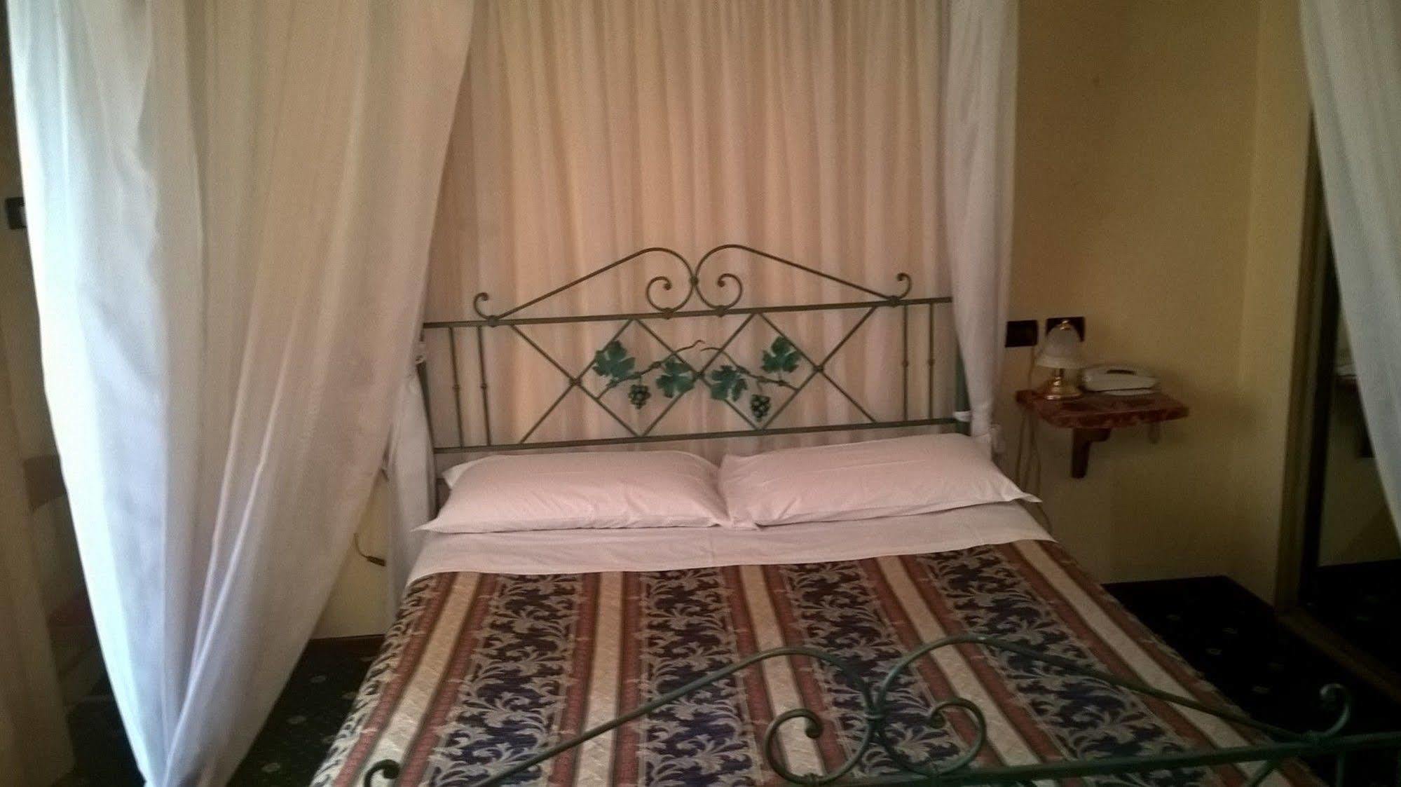 Hotel Parigi Castel San Pietro Terme Bagian luar foto